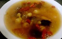 莲子百合银耳汤（润燥止咳美容）