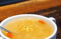 润肺止咳热饮金桔银耳雪梨汤