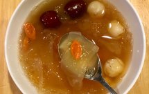 银耳莲子糖水：养心益肾，养胃润肺