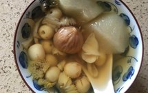 清热润肺的糖水——莲子百合炖雪梨