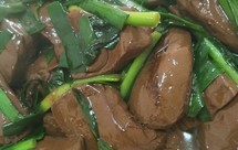 猪血炒韭菜，每周吃两三次，养胃补血，气色佳