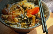 清润降火的蚝豉膈肉蜜枣煲菜干