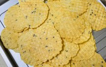 无添加宝宝零食虾片鲜虾饼附加果蔬脆饼