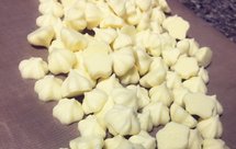 宝宝第一口健康零食！超级无敌好吃到爆炸！入口即化！材料只有1个鸡蛋 ！10g奶粉！5g淀粉 ！酥脆可口 ！幸福的味道 ！