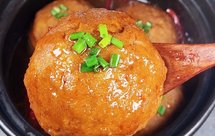 这样做的红烧狮子头，好吃不油腻，老人小孩都爱吃❗️