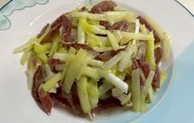 5分钟就能搞定的超级快手下饭菜——韭黄炒香肠