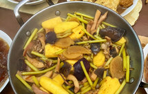 妈妈的乌贼蒜苗年糕锅