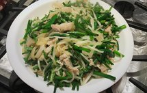 爸爸发明的创意菜-韭菜花豆芽炒榨菜肉丝(清炒四丝)