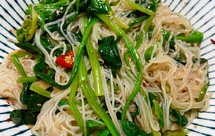 凉拌菠菜粉丝（好吃到光盘）