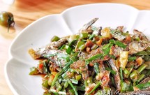 三椒（青椒剁椒泡椒）炒小鱼干｜下饭又下酒