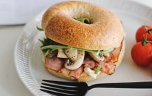 奶酪培根蘑菇贝果三明治