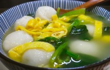 简单易学，清淡好喝～鱼丸鸡蛋菠菜汤