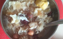 银耳莲子桃胶美容羹