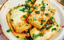 小姨妈葱煎豆腐（一清二白的素菜，简单而滋味。老人家尤其合适，入口柔软口味清淡）