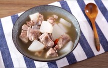 月子餐：白萝卜排骨汤