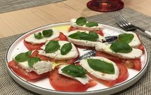 意大利国旗 卡布里沙拉 马苏里拉芝士配番茄和甜罗勒叶 派对开胃菜