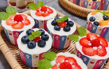 缤纷水果奶油杯子蛋糕