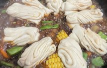 一锅出-豆角土豆玉米五花肉卷子