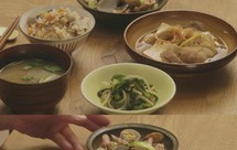 什锦焖饭&培根蛤蜊汤&韭菜绿豆芽&洋葱五花肉炖豆腐【昨日的美食sp】