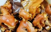 猪脚鸭血笋片一锅炖