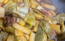 东北菜：五花肉炖油豆角