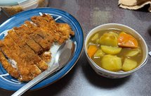 跟碗差不多大的猪排配米饭与咖喱