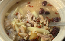 山药肉片薏米猪肚汤