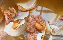 茅根甘蔗马蹄猪骨煲沙雪梨海底椰无花果汤​