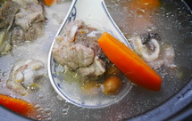 鲜莲子胡萝卜猪骨汤