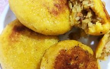 改良版薄皮大馅玉米面猪油渣酸菜馅贴饼子，好吃到感觉穿越回了小时候