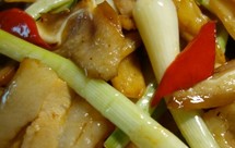 萝卜干荞头炒猪耳朵