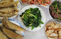 清蒸螃蟹，炒肉卷，韭菜花炒猪血，清炒芥菜，煎鱼