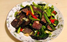 猪血丸子炒蒜苗