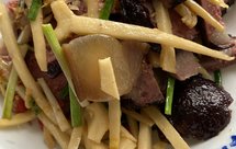 香喷喷的猪血丸子熏腊肉炒春笋