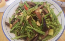 家常｜手撕空心菜杆炒猪血丸子