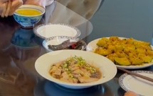 套餐 葱油鸡腿，小米粥，蛋黄南瓜