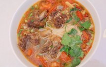 享受嗦粉的快乐(牛骨番茄汤米粉)