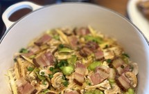 带着烟熏味的春天味道-腊肉蚕豆笋尖蘑菇煲仔饭