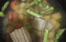 『睡醒就喝汤』带鱼玉米胡萝卜土豆芦笋汤