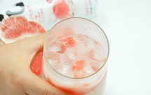 没喝上秋天的第一杯奶茶，那就给自己来杯喝一口就上瘾的低卡饮料——西柚汽泡水