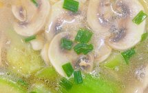用一种调味料做丝瓜口蘑鲜汤