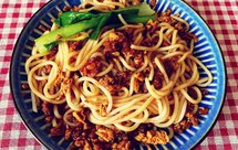 炸酱米粉 牛肉末+鸡蛋营养炸酱 土豆丁丁的加入 融入恰到好处的卤汁