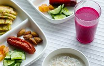 不重样早餐组合：牛奶燕麦粥+西葫芦饼+烤肠+鲜榨果汁