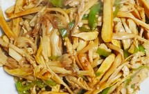 炒黄花菜——徽菜中的精品，也是徽州盖浇面的浇头。