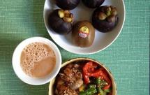 减脂增肌早餐-130920-微波炉版彩椒鸡翅根盖饭，山竹、猕猴桃，哈密瓜汁