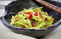 “素菜荤做”的芦蒿炒腊肉