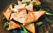 熊熊白白-青蒜蚝油豆腐