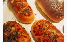 肉松小餐包（两种口味：沙拉白芝麻香葱+番茄酱芝士欧芹披萨草）