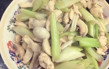 草菇芹菜大蒜炒鸡腿肉