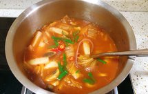 鲜菇泡菜年糕汤